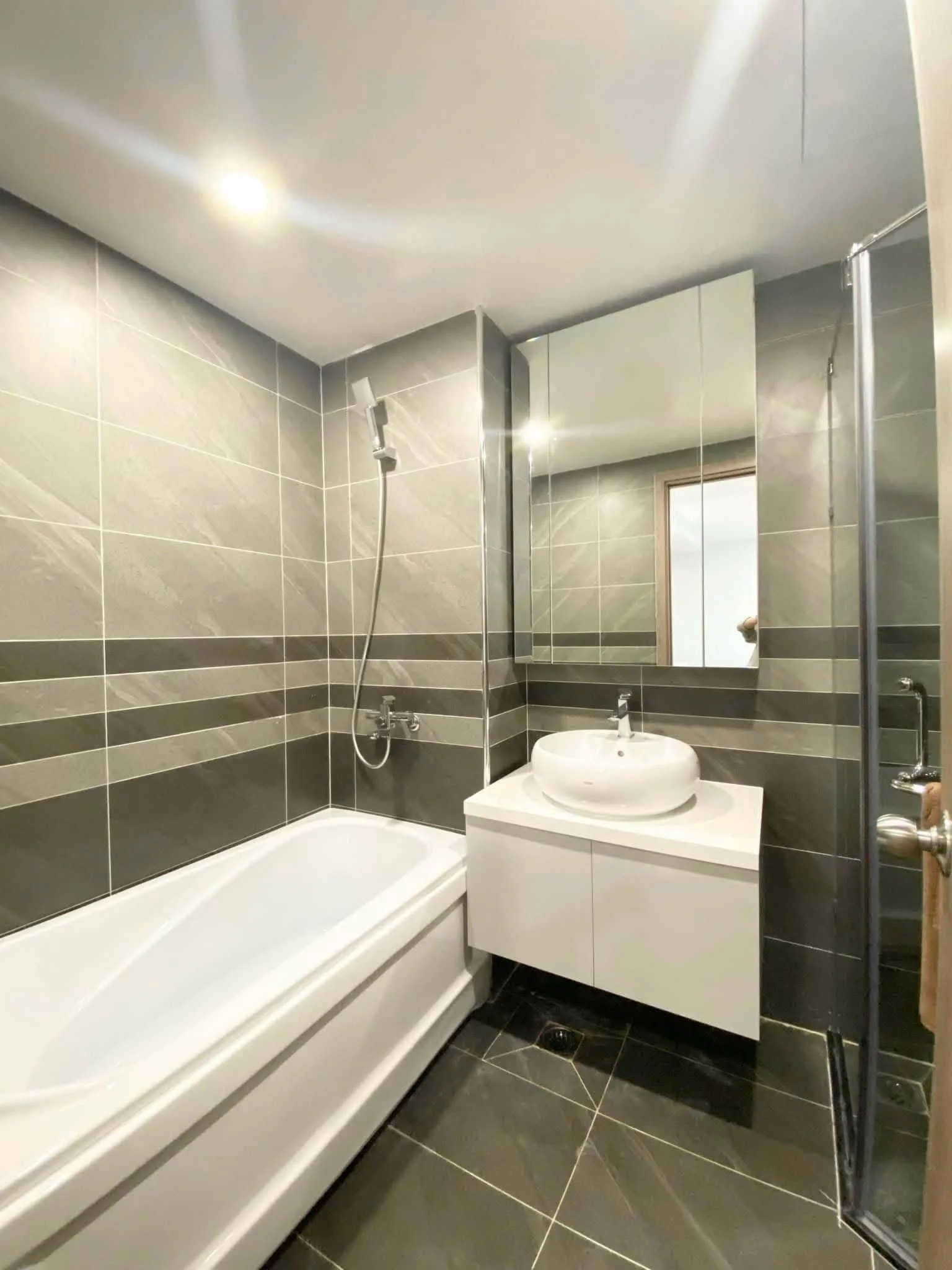 Thiết bị vệ sinh Caesar tại chung cư Discovery Complex Cầu Giấy