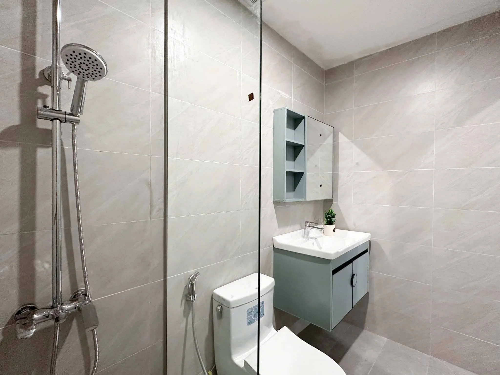 Thiết bị vệ sinh Caesar tại homestay ven hồ Tây Mở Rộng
