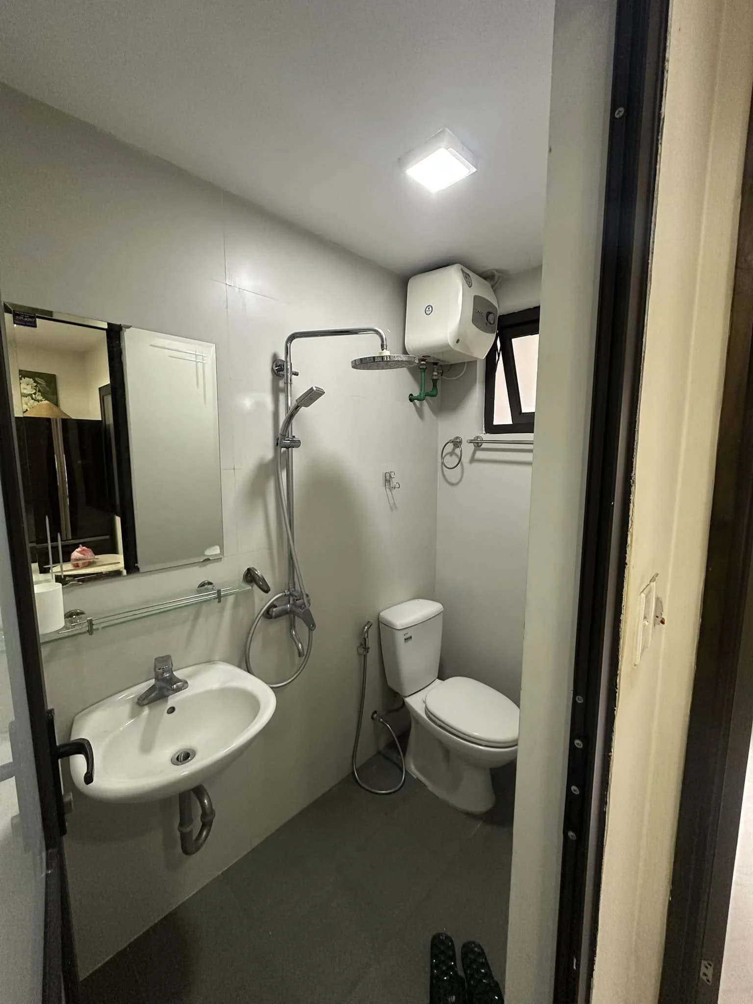 Thiết bị vệ sinh Caesar tại nhà nghỉ homestay khu Văn Bình 
