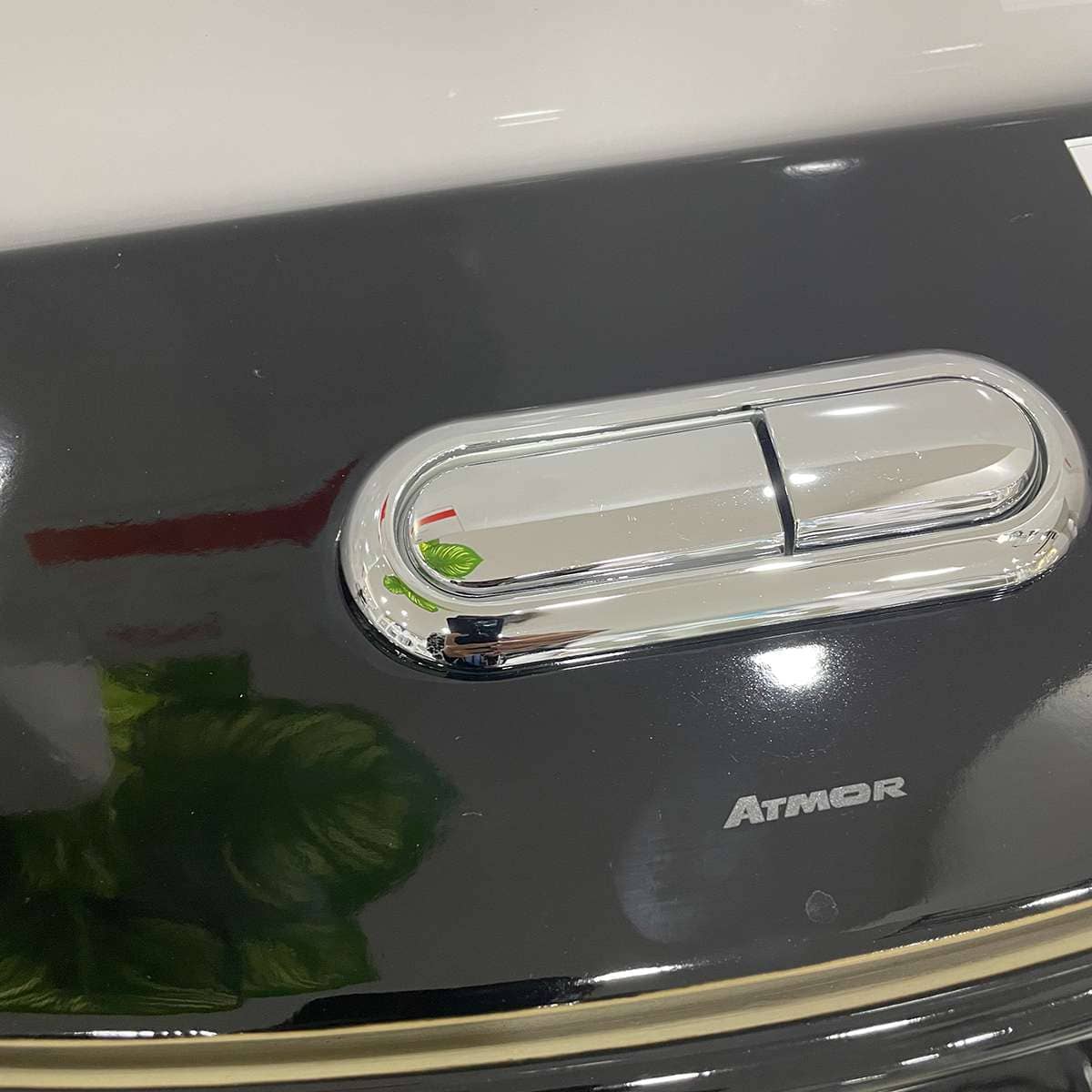 Bồn cầu 1 khối nắp rơi êm màu đen Atmor AT271B