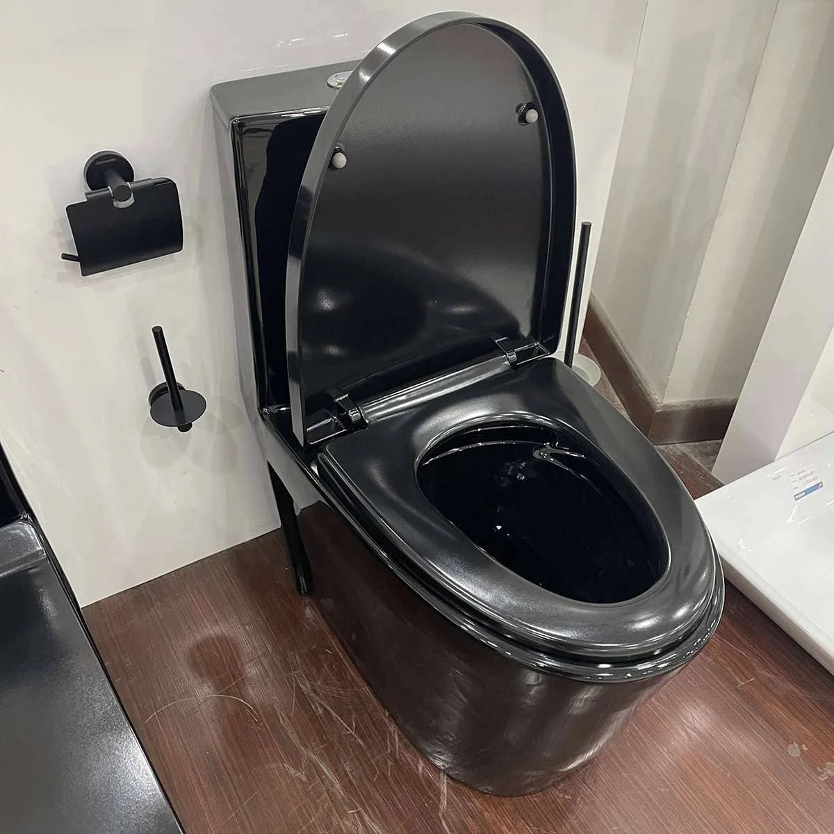 Bồn cầu 1 khối nắp rơi êm màu đen Atmor AT271B