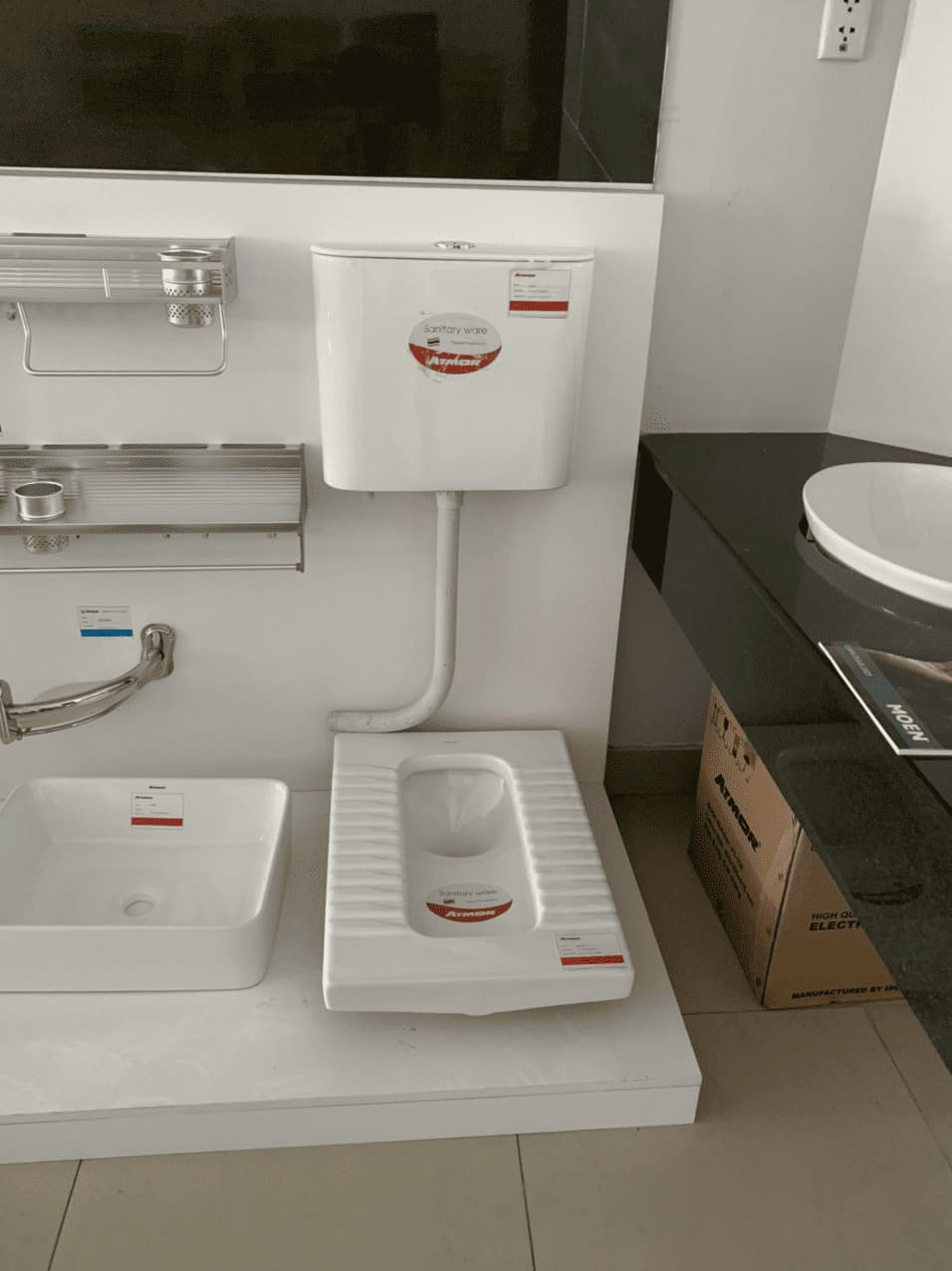 Két nước xí xổm treo tường xả nhấn ATMOR AT4406