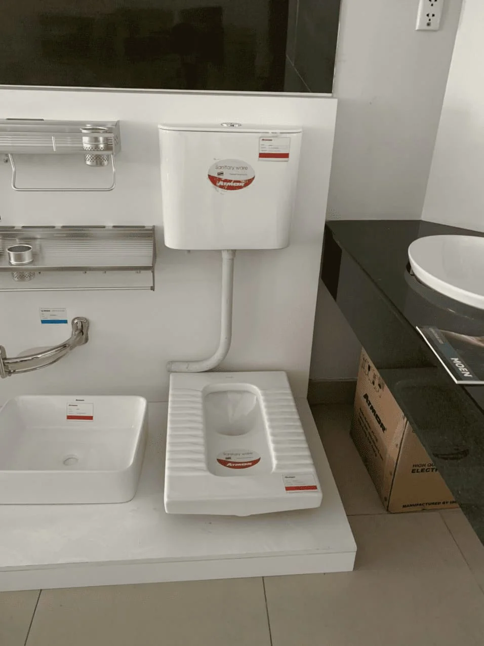 Két nước xí xổm treo tường xả nhấn ATMOR AT4406