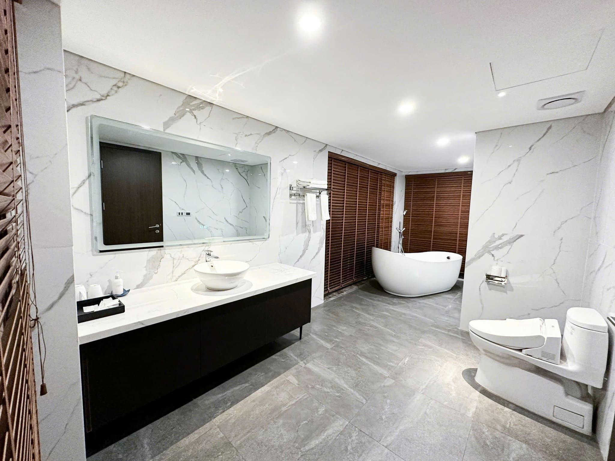 Biệt thự đặng thai mai sử dụng giàn vắt khăn Mediclinic