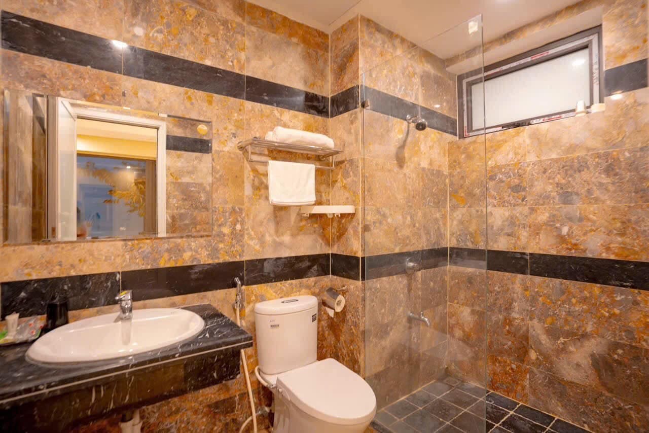 Biệt thự khu đô thị Việt Hưng sử dụng phụ kiện Mediclinic 