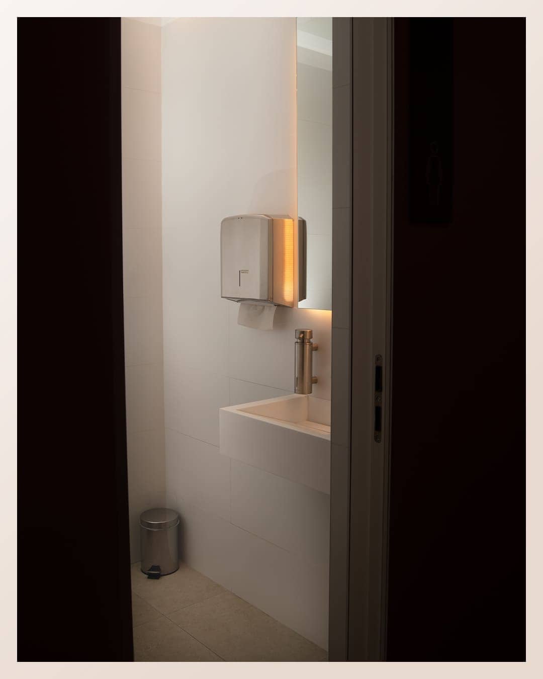 Nhà phố hiện đại tại Thị trấn Đông Anh, Kim Nỗ sử dụng phụ kiện Mediclinic