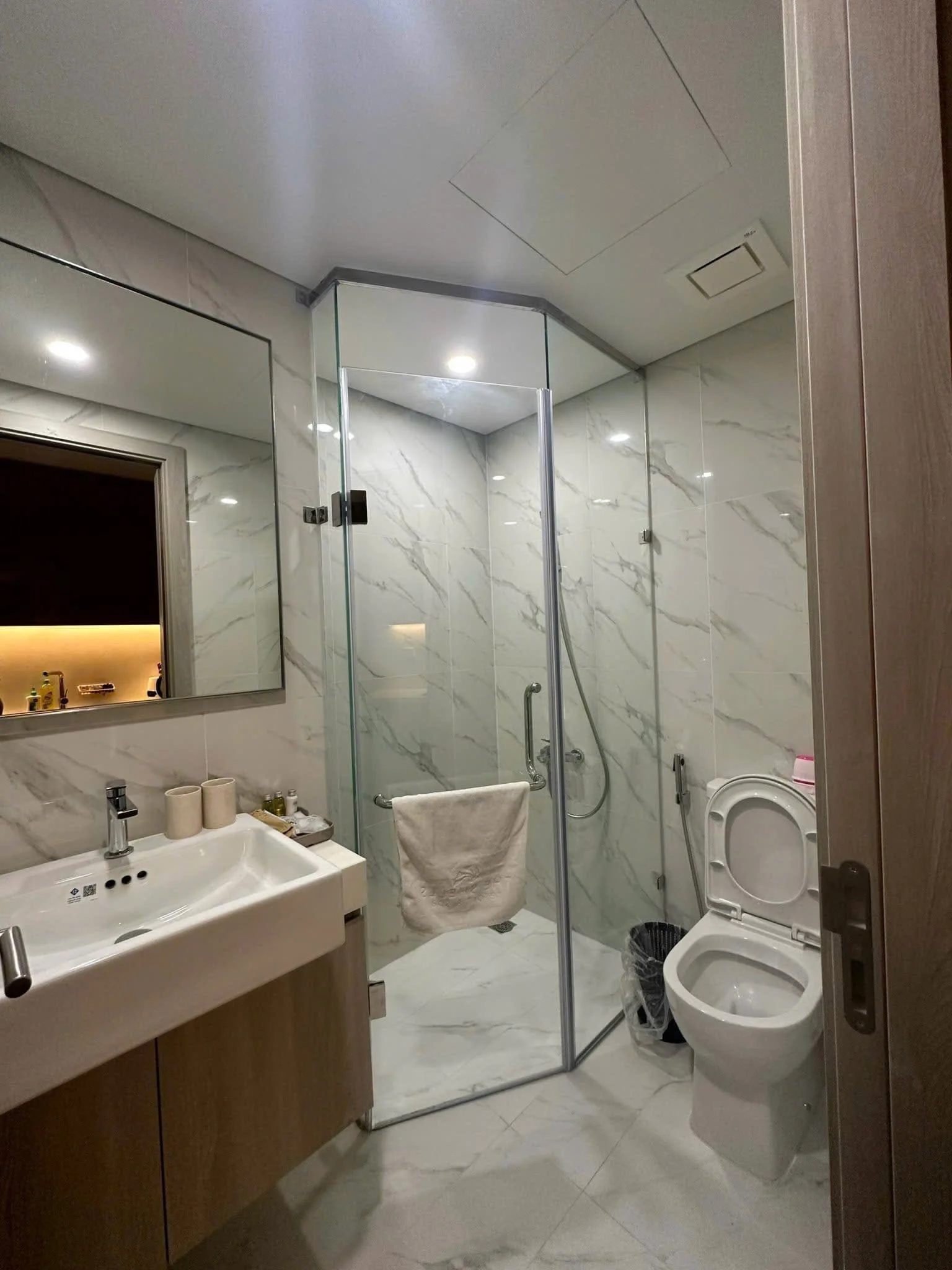 Khách sạn Hanoi Elegance Diamond – Lò Sũ lắp đặt thiết bị Roca