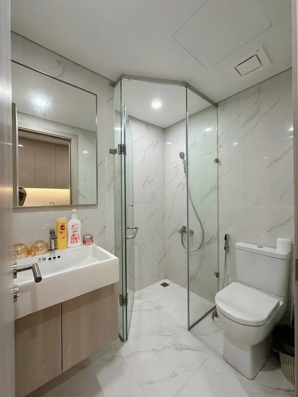 Khách sạn Sakura Hotel – Kim Mã sử dụng thiết bị vệ sinh Roca