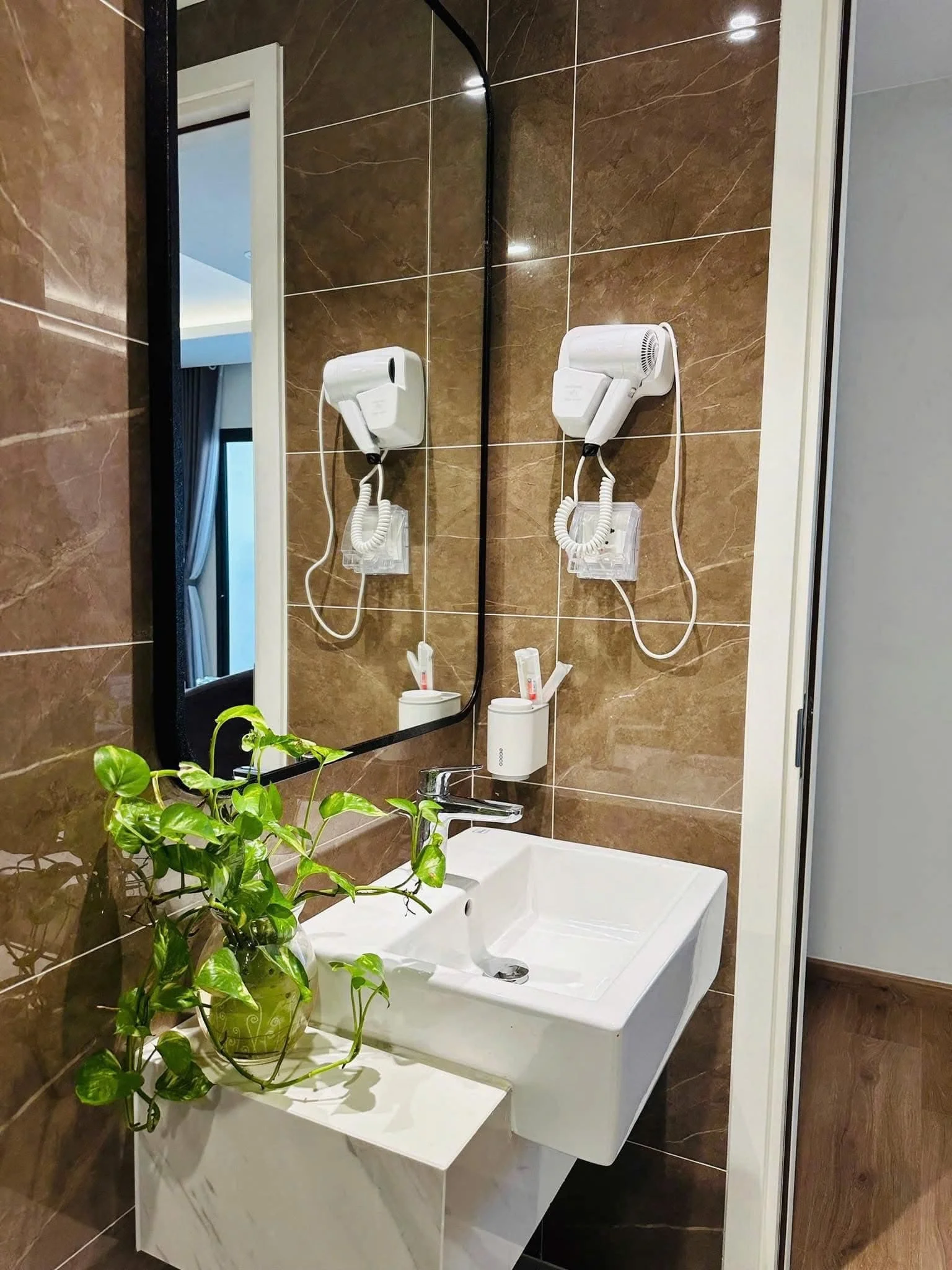 Nhà hàng Tây Ban Nha Loca – Liễu Giai lắp đặt thiết bị vệ sinh Roca