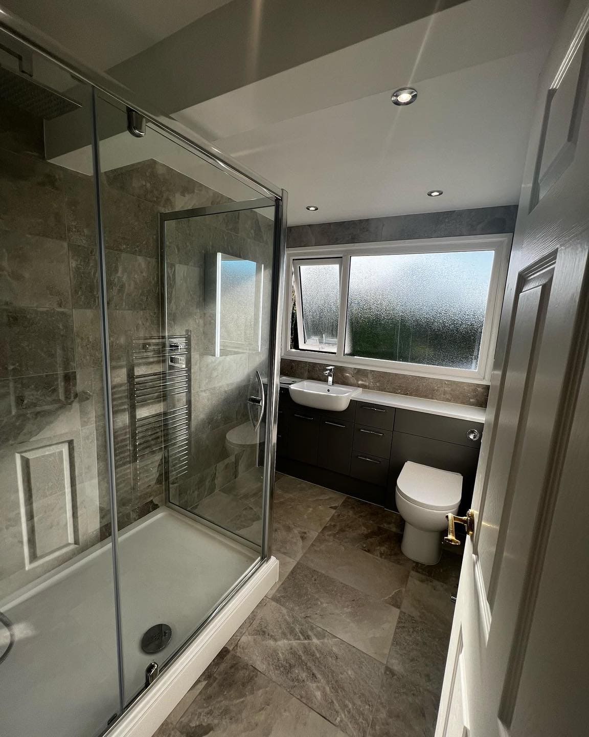 Nhà phố Tây Sơn – Combo sen cây, lavabo Roca