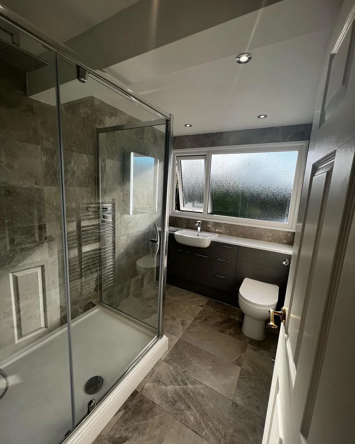 Nhà phố Tây Sơn – Combo sen cây, lavabo Roca