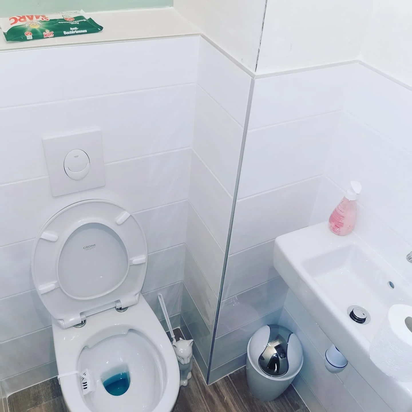 Nhà phố cao cấp Đội Cấn – Đốc Ngữ sử dụng bồn cầu Roca