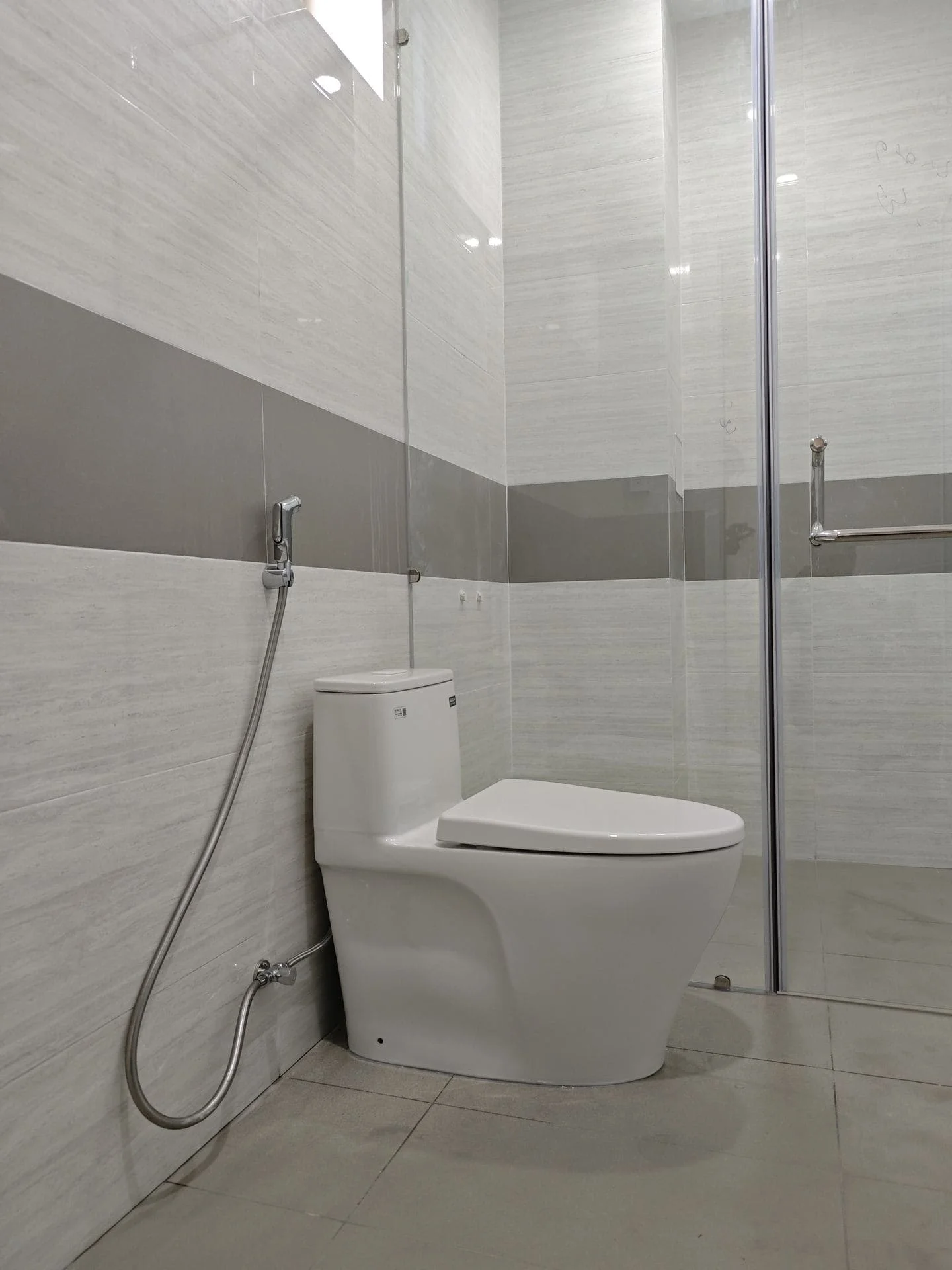 Chung cư cao tầng tại khu đô thị Him Lam, Tiên Du  lắp đặt bồn cầu inax 