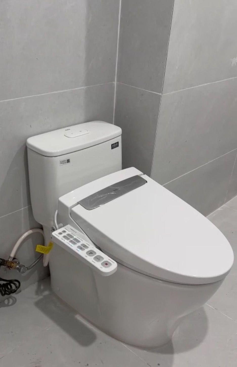 Bồn cầu Inax nắp điện tử được lắp đặt tại nhà phố hiện đại tại trung tâm TP. Cà Mau