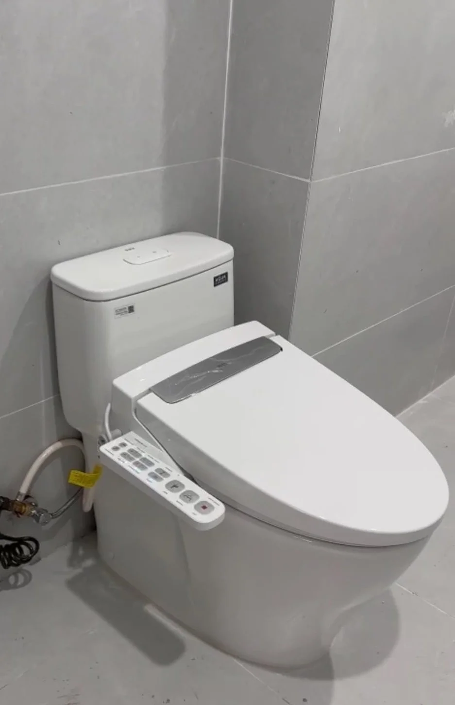 Bồn cầu Inax nắp điện tử được lắp đặt tại nhà phố hiện đại tại trung tâm TP. Cà Mau