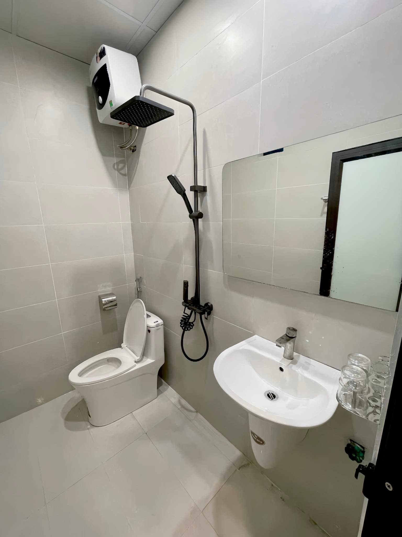 Thiết bị vệ sinh Viglacera lắp đặt tại nhà phố hiện đại tại TP. Pleiku