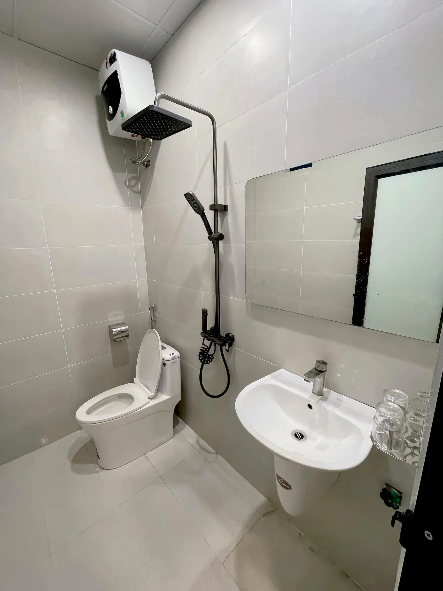Thiết bị vệ sinh Viglacera lắp đặt tại nhà phố hiện đại tại TP. Pleiku