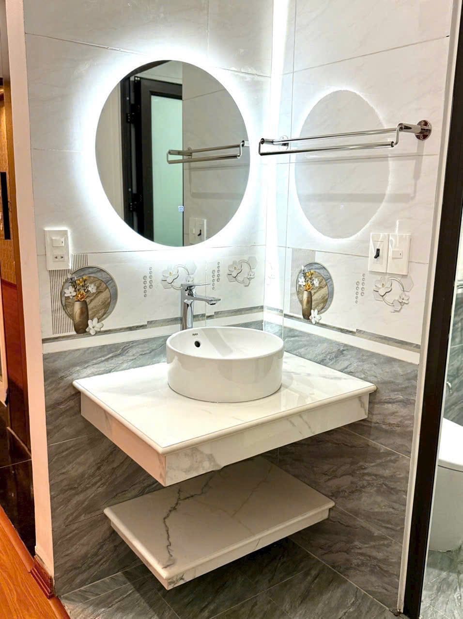 Chậu bàn đá vòi chậu Inax tại homestay và nhà nghỉ nhỏ phục vụ khách du lịch miệt vườn