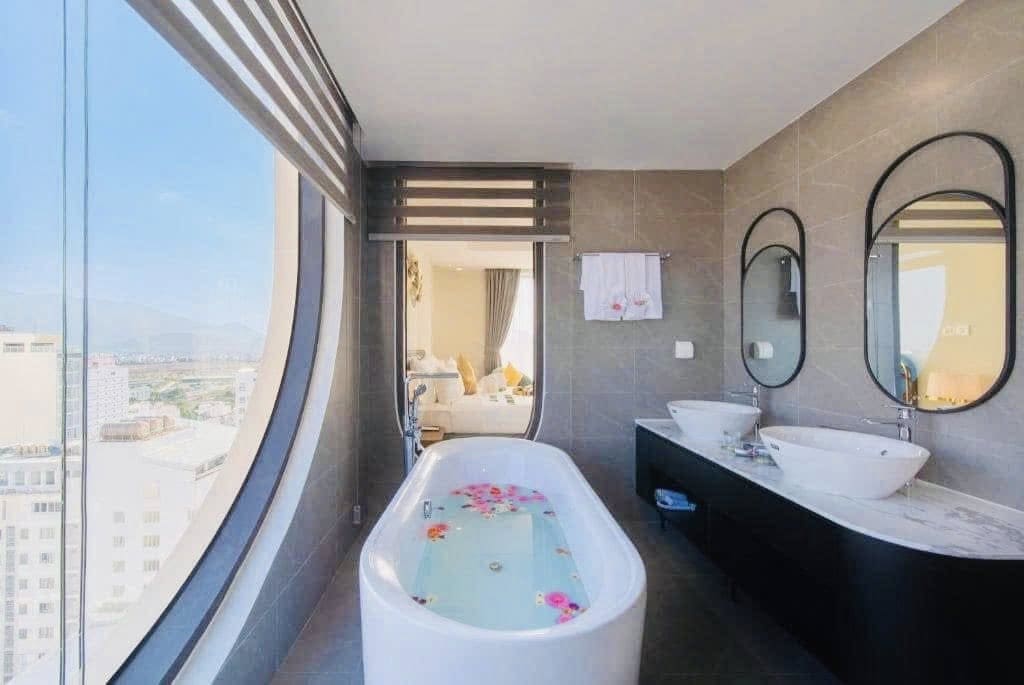 Thiết bị vệ sinh Inax tại khách sạn 5 sao khu Vạn Ninh, Ninh Hòa