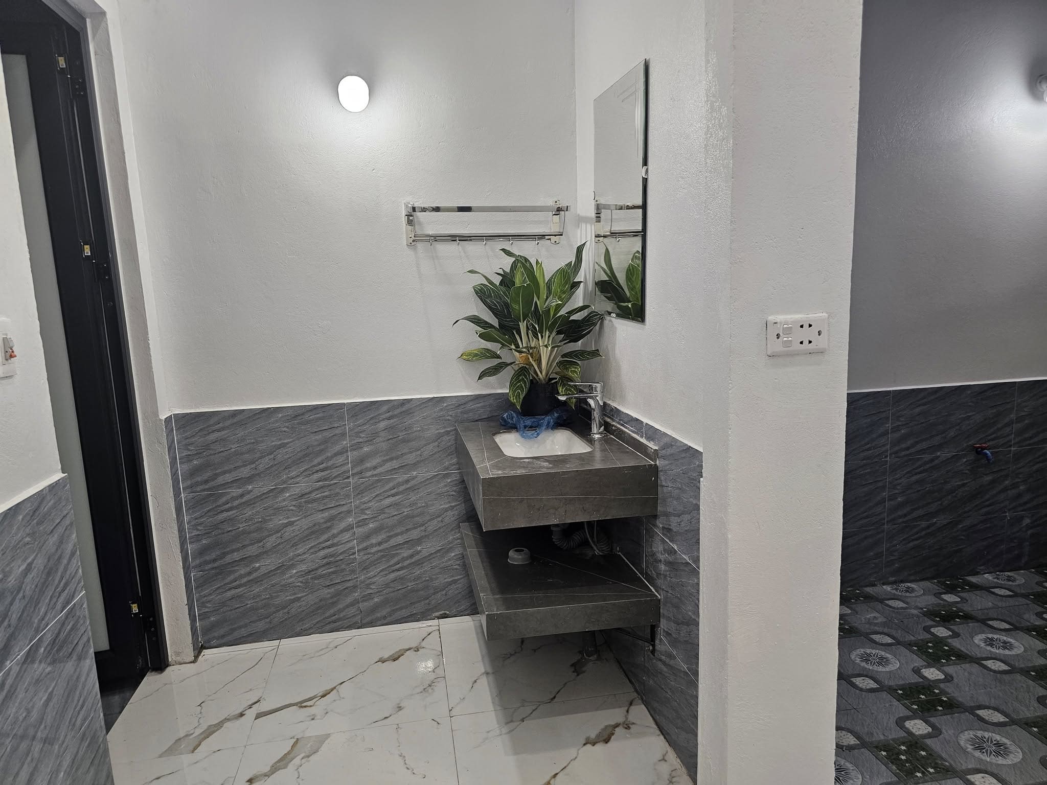 Chậu âm bàn đá Inax tại homestay khu du lịch Bắc Sơn, Lộc Bình