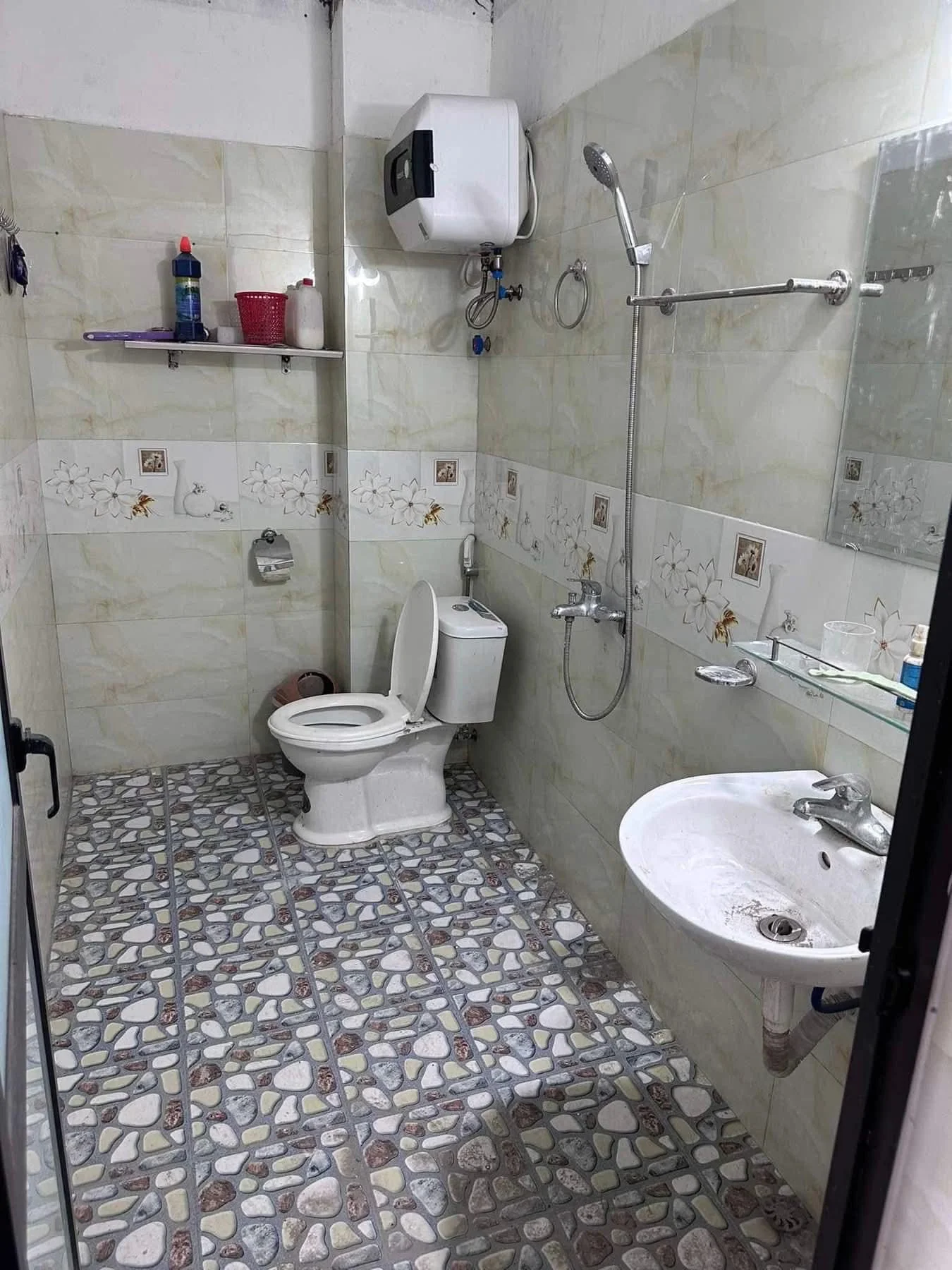 Thiết bị vệ sinh tại nhà dân và nhà phố khu Đông Hòa, Phú Hòa