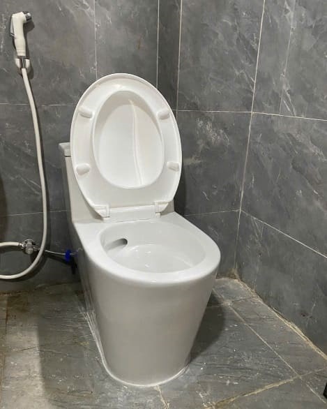 Bồn cầu V823 Viglacera tại nhà phố tại TP. Tây Ninh, Hòa Thành