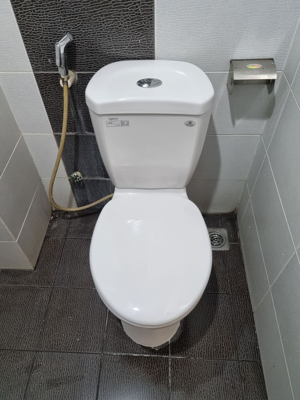 Bồn cầu Viglacera 2 khối lắp đặt tại nhà trọ, nhà xưởng trong các cụm công nghiệp Tiền Hải, Hưng Hà