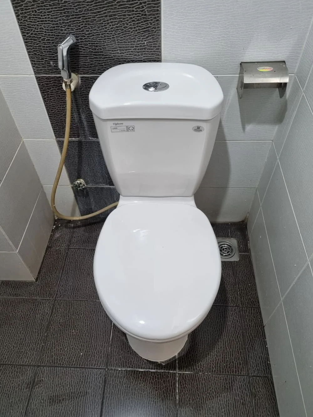 Bồn cầu Viglacera 2 khối lắp đặt tại nhà trọ, nhà xưởng trong các cụm công nghiệp Tiền Hải, Hưng Hà