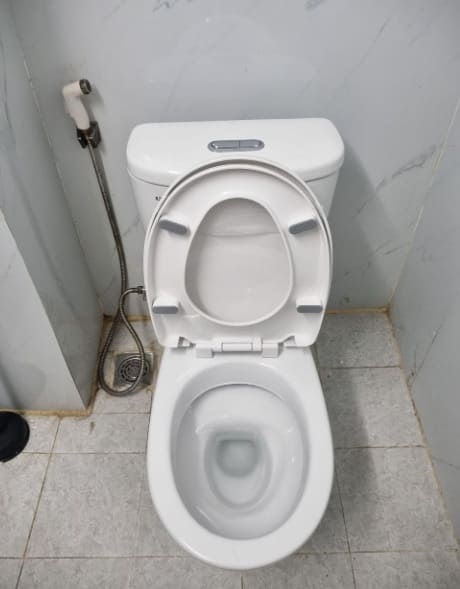 Bồn cầu 2 khối tại công trình công cộng, trường học tại A Lưới, Nam Đông