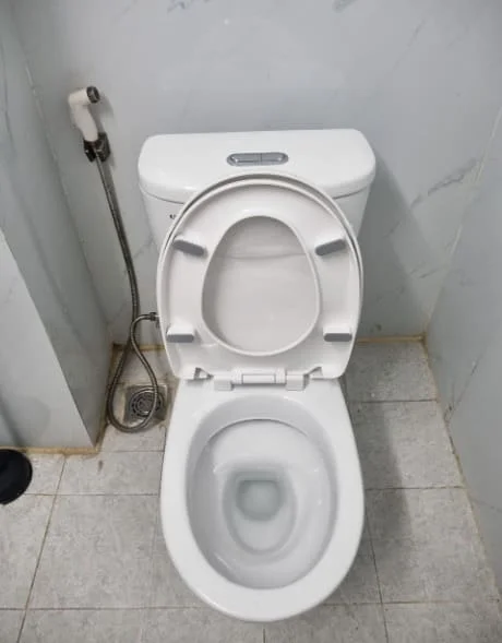 Bồn cầu 2 khối tại công trình công cộng, trường học tại A Lưới, Nam Đông