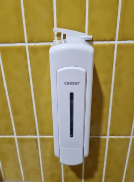 Hộp đựng xà phòng Caesar tại công trình cộng đồng như trạm y tế, trường học tại Càng Long, Trường Thọ