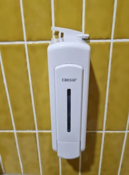 Hộp đựng xà phòng Caesar tại công trình cộng đồng như trạm y tế, trường học tại Càng Long, Trường Thọ