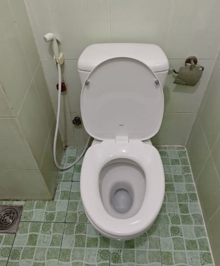 Bồn cầu 2 khối Viglacera tại nhà trọ, căn hộ công nhân tại KCN Quang Châu, Vân Trung