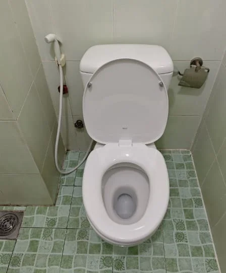 Bồn cầu 2 khối Viglacera tại nhà trọ, căn hộ công nhân tại KCN Quang Châu, Vân Trung