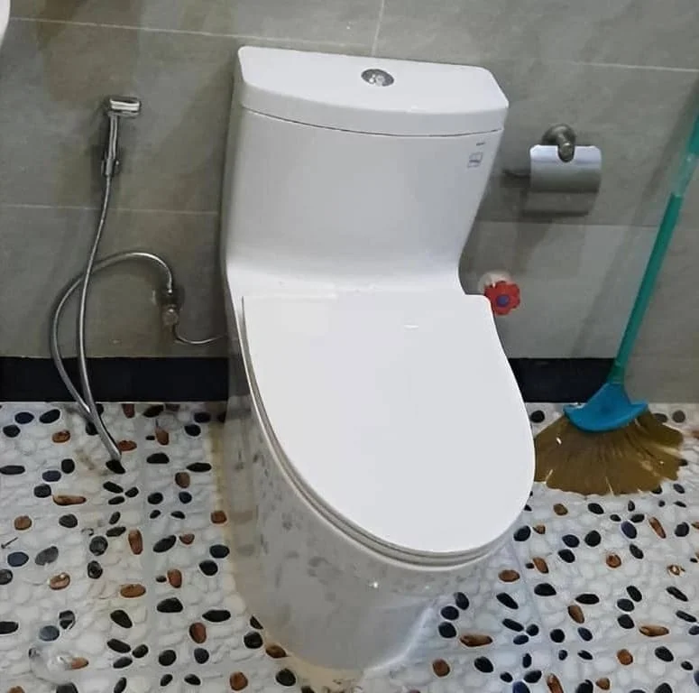 Bồn cầu TOTO tại hách sạn khu Bình Đại, Thạnh Phú