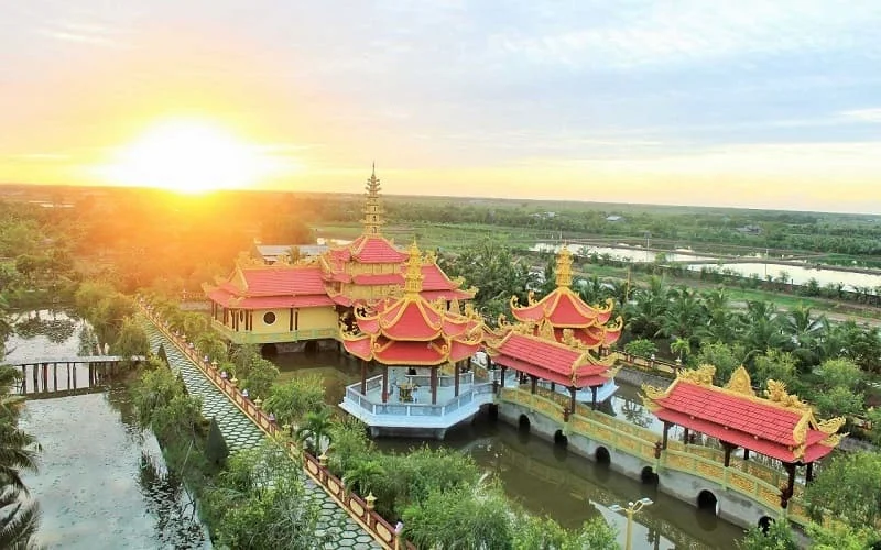 Đại lý thiết bị vệ sinh tại Bến Tre – Chính hãng, giao hàng tận nơi xứ dừa  Bến Tre – vùng đất xứ dừa nổi tiếng với hệ thống kênh rạch chằng chịt, du lịch sinh thái và đời sống người dân ngày càng nâng cao. Cùng với sự phát triển đô thị và các khu dân cư mới, nhu cầu trang bị thiết bị vệ sinh chính hãng, cao cấp tại Bến Tre đang tăng nhanh. Luxbath tự hào là đại lý thiết bị vệ sinh tại Bến Tre, cung cấp sản phẩm uy tín, mẫu mã đa dạng, giao hàng tận nơi toàn tỉnh.  Các khu vực trực thuộc Bến Tre mà Luxbath phục vụ  Luxbath giao hàng đến tất cả các địa phương:  TP. Bến Tre, Ba Tri, Bình Đại, Châu Thành, Chợ Lách, Giồng Trôm, Mỏ Cày Bắc, Mỏ Cày Nam, Thạnh Phú, Phú Nhuận, Mỹ Thạnh, Sơn Đông, An Khánh, Tam Phước.  Sản phẩm thiết bị vệ sinh phù hợp tại Bến Tre  Khí hậu nhiệt đới, độ ẩm cao, nguồn nước có phèn nhẹ khiến khách hàng Bến Tre thường lựa chọn:  Bồn cầu xả xoáy mạnh, men chống ố vàng  Lavabo men sứ kháng khuẩn, dễ lau chùi  Sen tắm inox 304 chống gỉ, bền trong môi trường ẩm  Phụ kiện phòng tắm chịu ẩm, dễ lắp đặt  Bạn có thể chèn sản phẩm như sau:  [Bồn cầu Inax AC-1052VN] – https://luxbath.vn/inax-ac-1052vn-p29314.html  [Lavabo TOTO LT210CSR] – https://luxbath.vn/lavabo-toto-lt210csr-p30528.html  [Sen tắm Caesar S413C] – https://luxbath.vn/sen-cay-caesar-s413c-p29612.html  [Bộ phụ kiện Viglacera VGK01] – https://luxbath.vn/phu-kien-viglacera-vgk01-p30097.html  Luxbath phân phối chính hãng TOTO, Inax, Caesar, Viglacera, American Standard – bảo hành toàn quốc, hỗ trợ lắp đặt tận nơi.  Một số công trình Luxbath đã phục vụ tại Bến Tre  Nhà phố, biệt thự tại TP. Bến Tre, Châu Thành  Nhà nghỉ, khách sạn tại Bình Đại, Thạnh Phú  Homestay du lịch tại Chợ Lách, Mỏ Cày  Công trình dân dụng và công cộng tại Giồng Trôm, Ba Tri  Luxbath tư vấn thiết bị phù hợp với ngân sách, diện tích và phong cách thiết kế của từng công trình.  Luxbath còn phục vụ các tỉnh lân cận như:  Tiền Giang, Trà Vinh, Vĩnh Long, Long An – giao hàng nhanh, bảo hành tận nhà  Tư vấn trực tuyến qua Zalo, video call, gửi mẫu thực tế  Kết luận  Nếu bạn đang tìm đại lý thiết bị vệ sinh tại Bến Tre uy tín, sản phẩm chính hãng, mẫu mã đa dạng và dịch vụ hậu mãi tận tâm – hãy chọn Luxbath. Chúng tôi cam kết phục vụ nhanh chóng, chất lượng và hiệu quả.  Mọi thông tin chi tiết xin liên hệ: