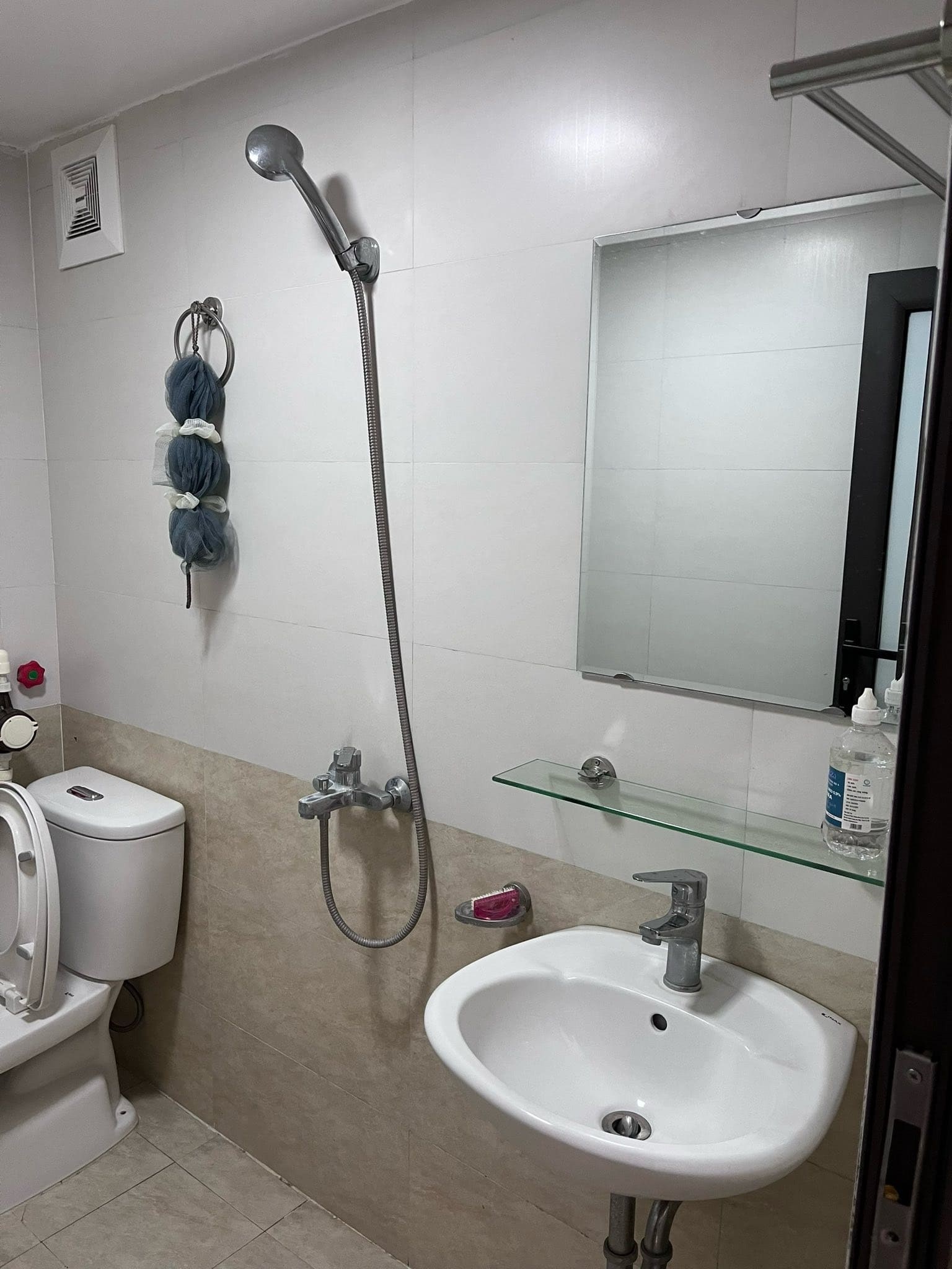 Thiết bị vệ sinh Viglacera tại homestay du lịch khu Chợ Lách, Mỏ Cày