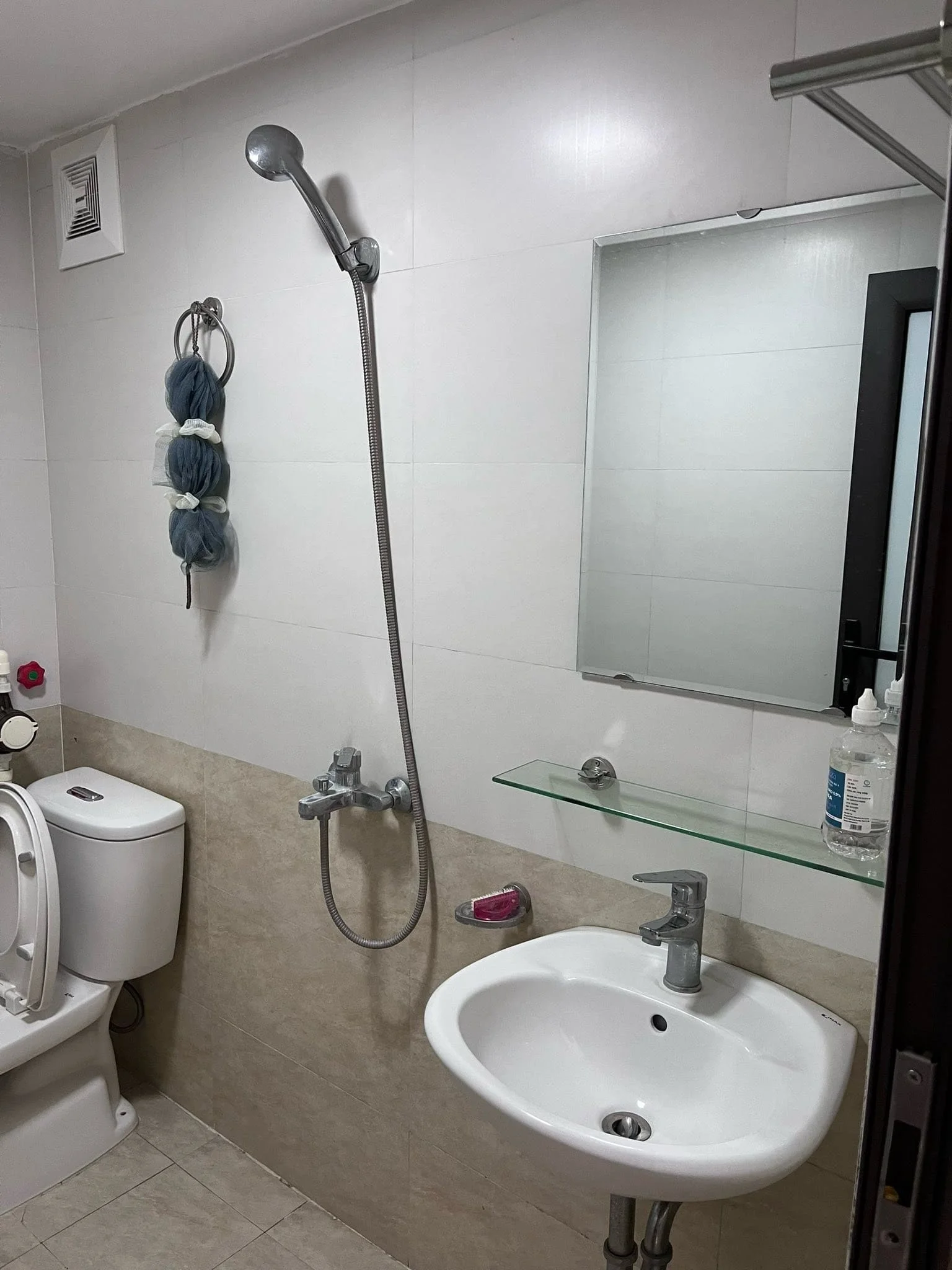 Thiết bị vệ sinh Viglacera tại homestay du lịch khu Chợ Lách, Mỏ Cày