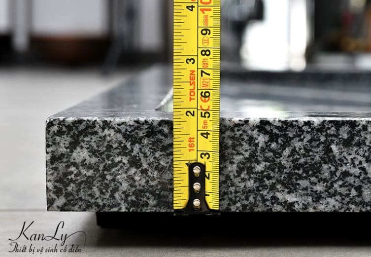 Khay tắm đứng đá granite đen Sông Hinh Kanky STS02
