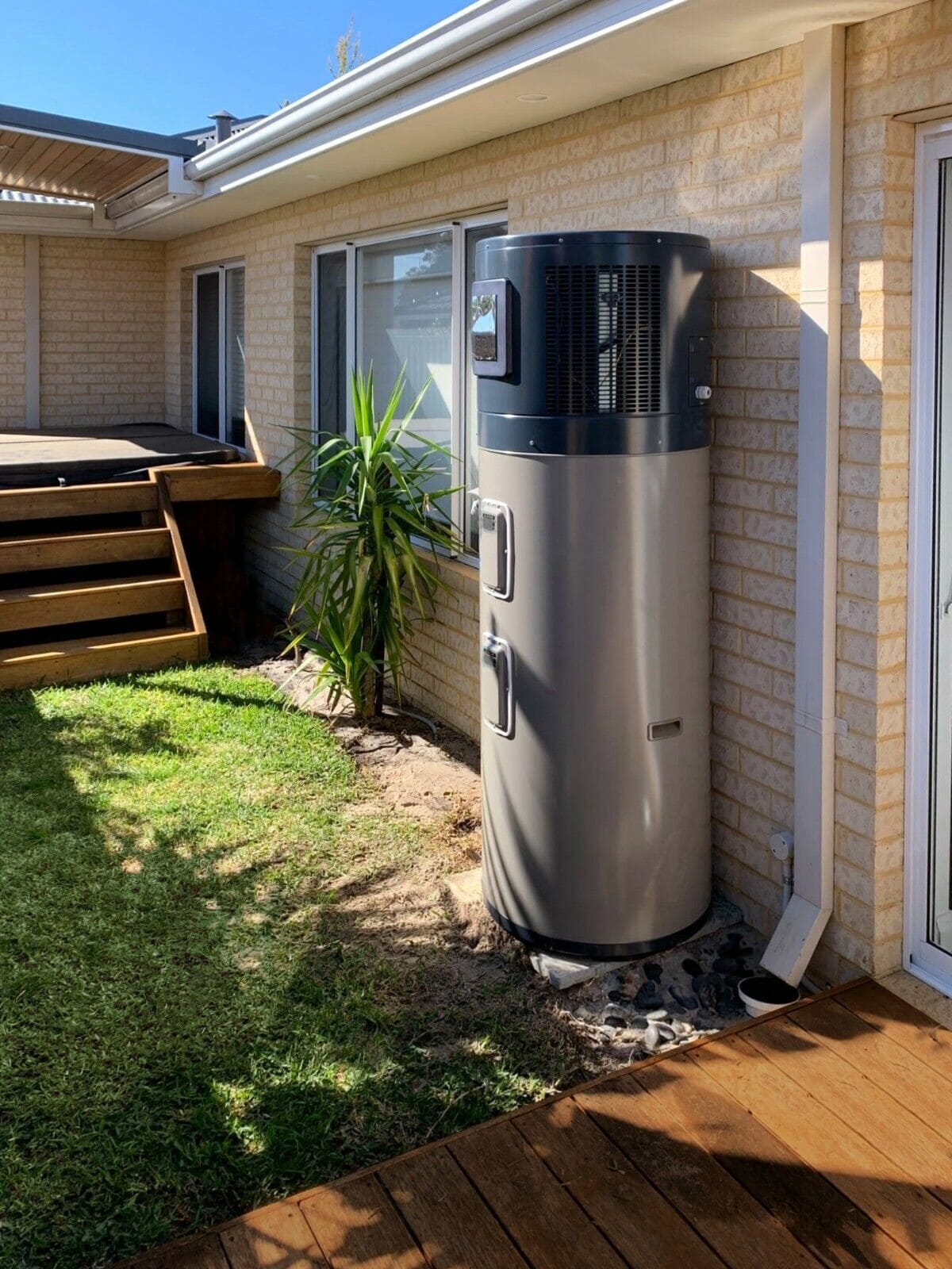 Hình ảnh thực tế máy bơm nhiệt Solahart tại Hoài Đức