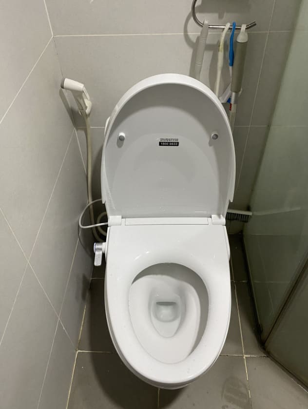 Bồn cầu inax AC-989 nắp rửa cơ S32Vn tại nhà khách 