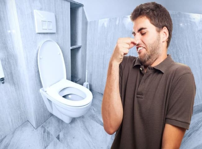 Bồn cầu két âm bị hôi 