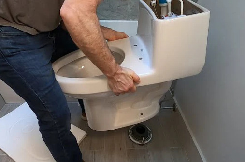 Bồn cầu V823 dễ dàng lắp đặt và bảo hành 