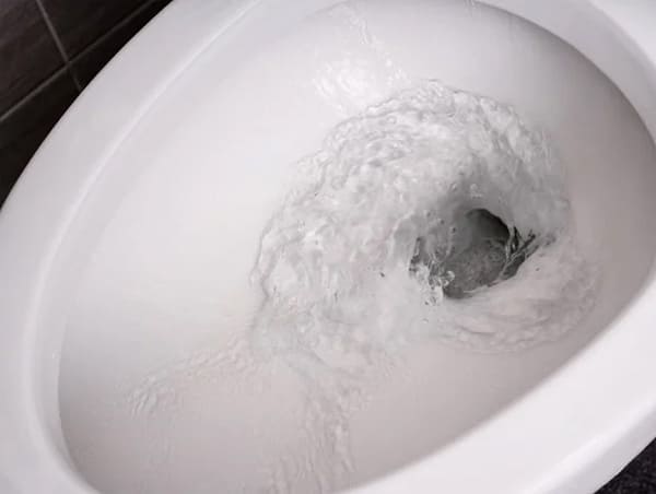 Xả nước không dứt điểm, yếu hoặc tốn quá nhiều nước