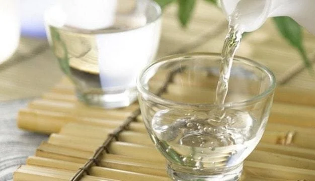 Vệ sinh gương phòng tắm bằng giấm trắng