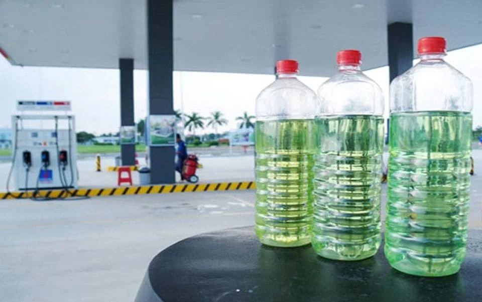 Cách lau kính bằng dầu hỏa, xăng, cồn, rượu,...