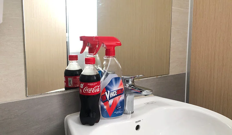 Cách lau kính bằng nước ngọt