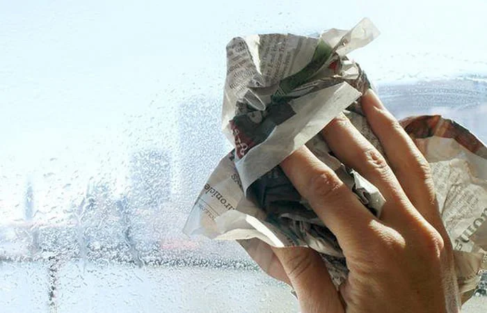 cách lau gương bằng báo 