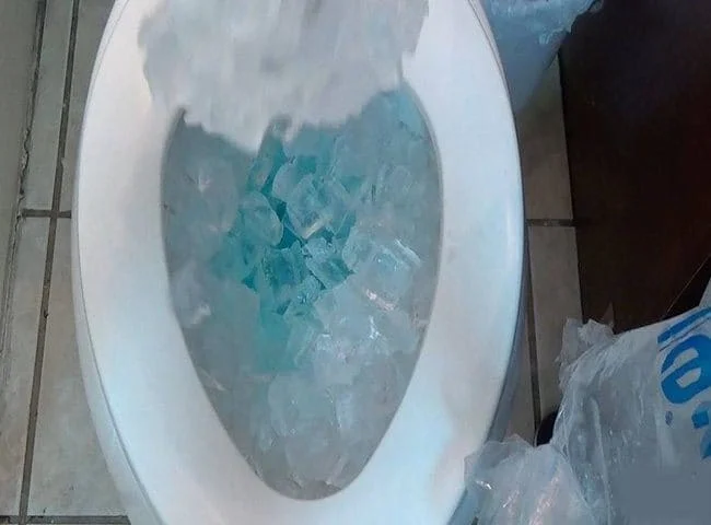 Cách thông bồn cầu bằng đá lạnh