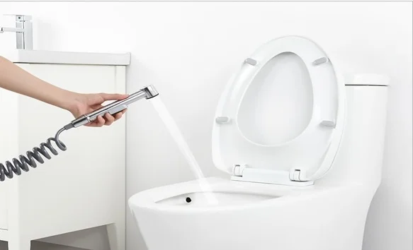 cách thông tắc bồn cầu bằng vòi xịt tăng áp